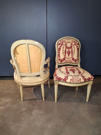 Fauteuil et chaise en bois laqué blanc mouluré...