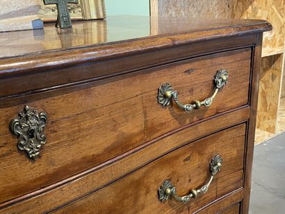 Commode en acajou à façade galbée. ouvre...