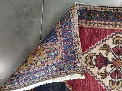 Grand tapis en laine nouée main à décor de...