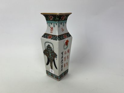 CHINE
Vase balustre à pans coupés en porcelaine...