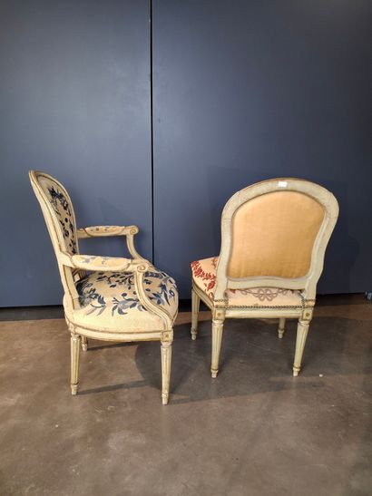 Fauteuil et chaise en bois laqué blanc mouluré...