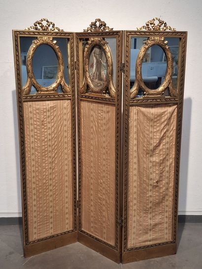 Paravent en bois doré mouluré sculpté à trois...