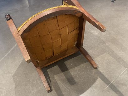 Bergère en acajou mouluré sculpté à dossier...