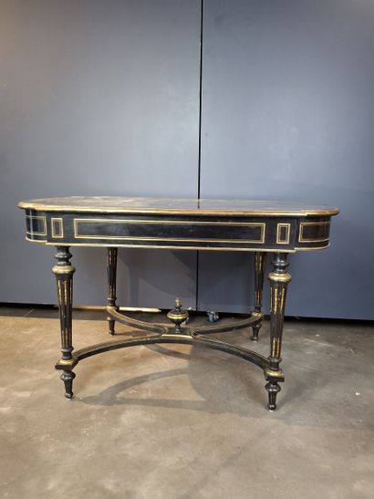 Table de milieu en bois noirci à décor de...