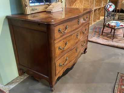 Commode en acajou à façade galbée. ouvre...