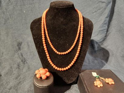 Parure en perles de corail composé d'un collier...