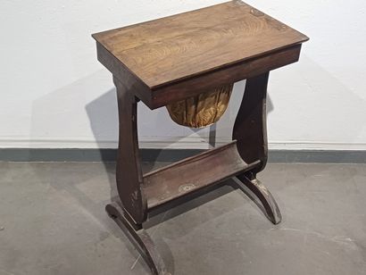 Table travailleuse en acajou et placage d'acajou....