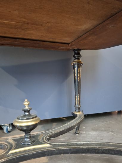 Table de milieu en bois noirci à décor de...
