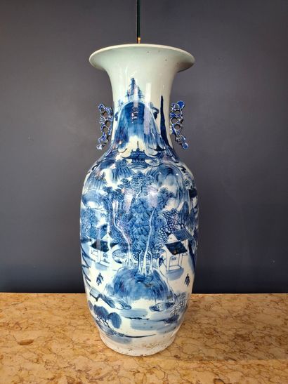 CHINE
Important vase balustre en porcelaine...