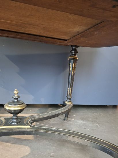 Table de milieu en bois noirci à décor de...