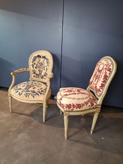 Fauteuil et chaise en bois laqué blanc mouluré...