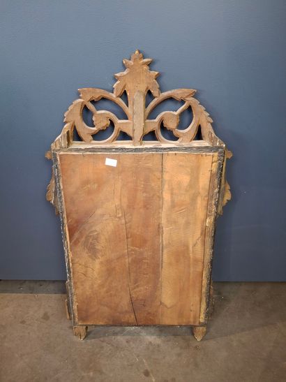 Miroir en bois et stuc doré à riche décor...