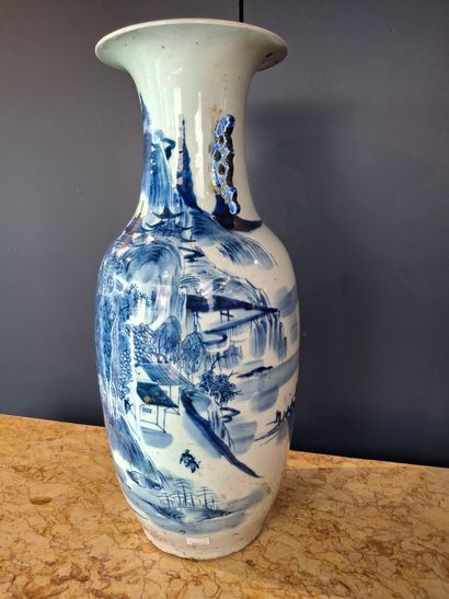 CHINE
Important vase balustre en porcelaine...