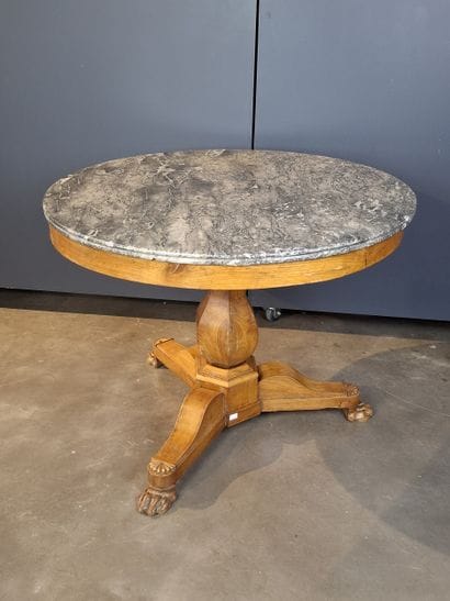 Table guéridon en bois naturel. Piétement...