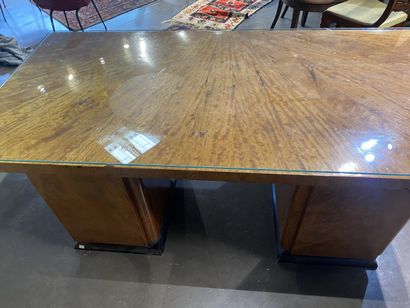 Bureau en placage de bois loupe à deux caissons...