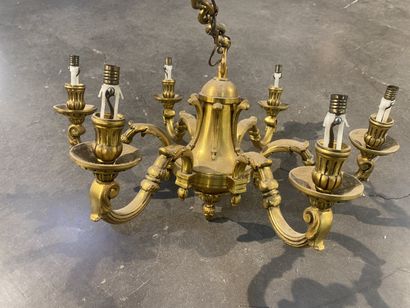 Lustre en bronze doré à 6 bras de lumière...