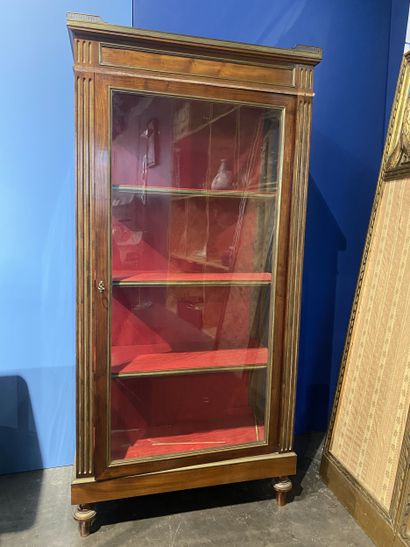 Vitrine en acajou ouvrant à une porte découvrant...