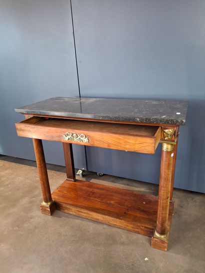 Console en placage d'acajou, ouvre à un tiroir...