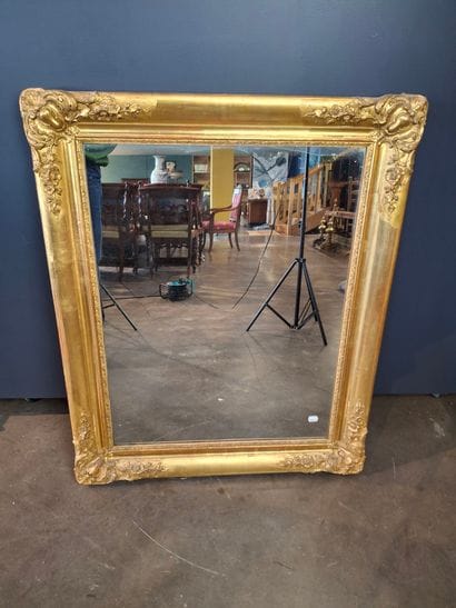 Miroir en bois et stuc doré à décor de rocailles...