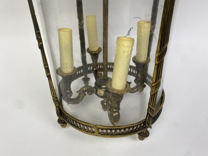 Deux lanternes de vestibule : 
- une cylindrique...