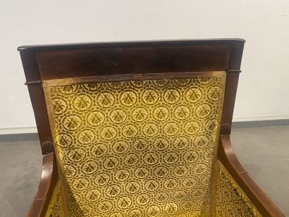 Bergère en acajou mouluré sculpté à dossier...
