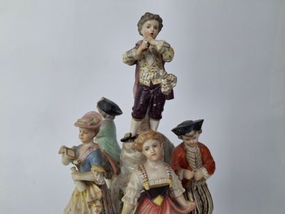 ALLEMAGNE
Groupe tournant en porcelaine polychrome...