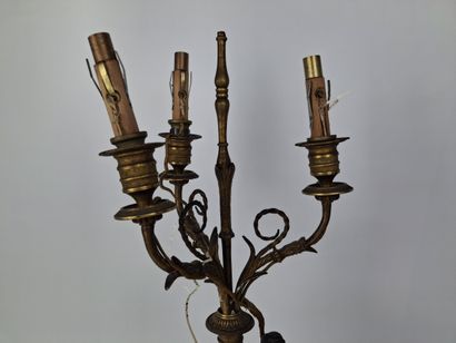 Candélabre en bronze à patine noire et dorée...