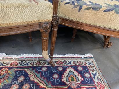 Paire de fauteuils en bois teinté mouluré...