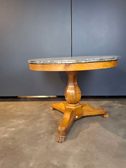 Table guéridon en bois naturel. Piétement...
