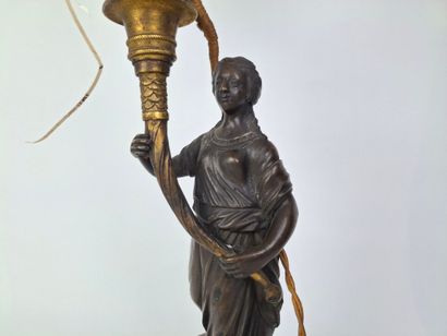 Candélabre en bronze à patine noire et dorée...