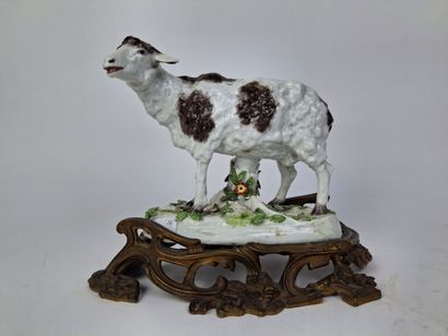 HOCHST, Allemagne, attribué à
Mouton
Porcelaine...