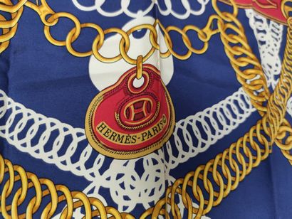 HERMES
Carré de soie modèle 