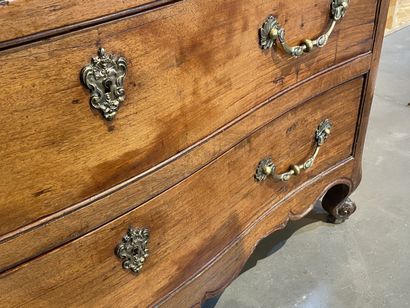 Commode en acajou à façade galbée. ouvre...