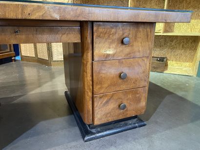Bureau en placage de bois loupe à deux caissons...