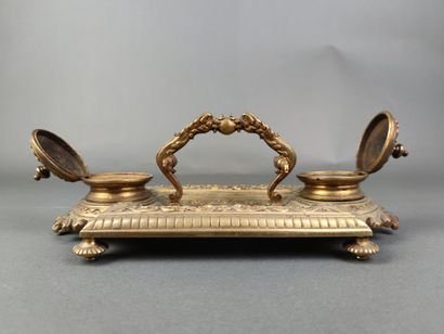 Encrier de bureau en bronze doré à deux godets...