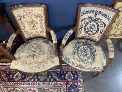 Paire de fauteuils en bois teinté mouluré...