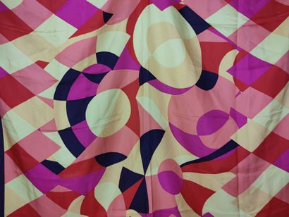 Louis FERAUD
Foulard en soie à décor géométrique...