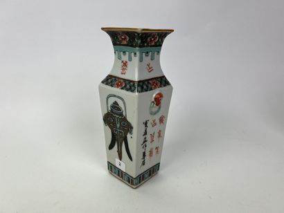 CHINE
Vase balustre à pans coupés en porcelaine...