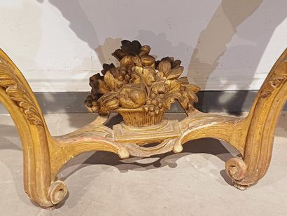 Console en bois doré mouluré sculpté à deux...