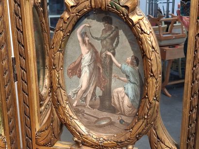 Paravent en bois doré mouluré sculpté à trois...