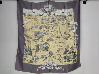 HERMES Paris
Carré de soie modèle 