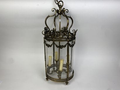 Deux lanternes de vestibule : 
- une cylindrique...