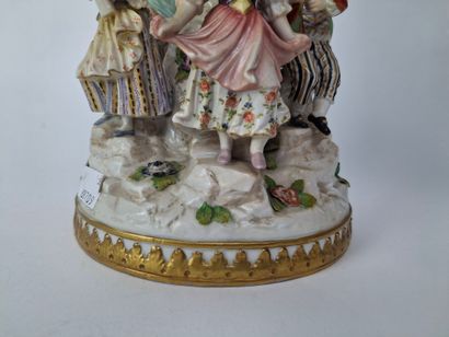 ALLEMAGNE
Groupe tournant en porcelaine polychrome...