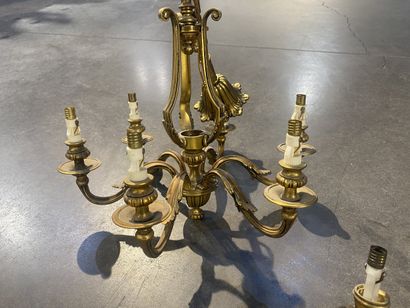 Lustre en bronze doré à 6 bras de lumière...