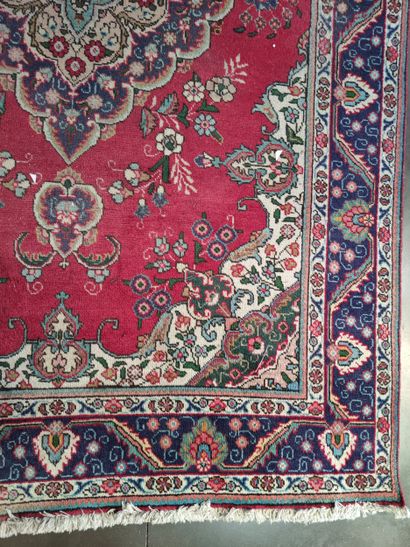 Grand tapis en laine nouée main à décor de...