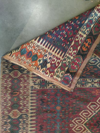 Important tapis Kilim en laine à décor de...