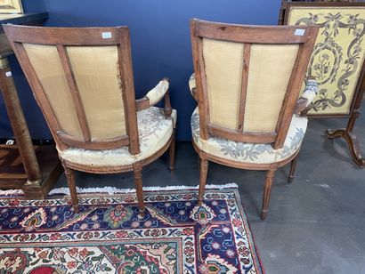Paire de fauteuils en bois teinté mouluré...