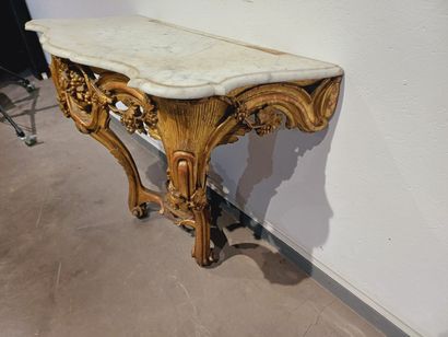 Console en bois doré mouluré sculpté à deux...
