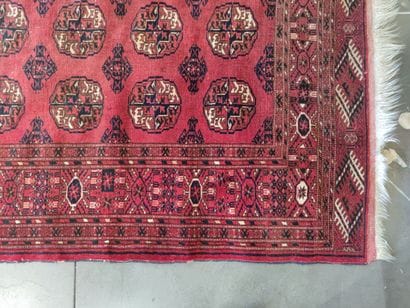 Tapis en laine nouée main à décor de motifs...
