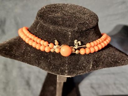 Parure en perles de corail composé d'un collier...
